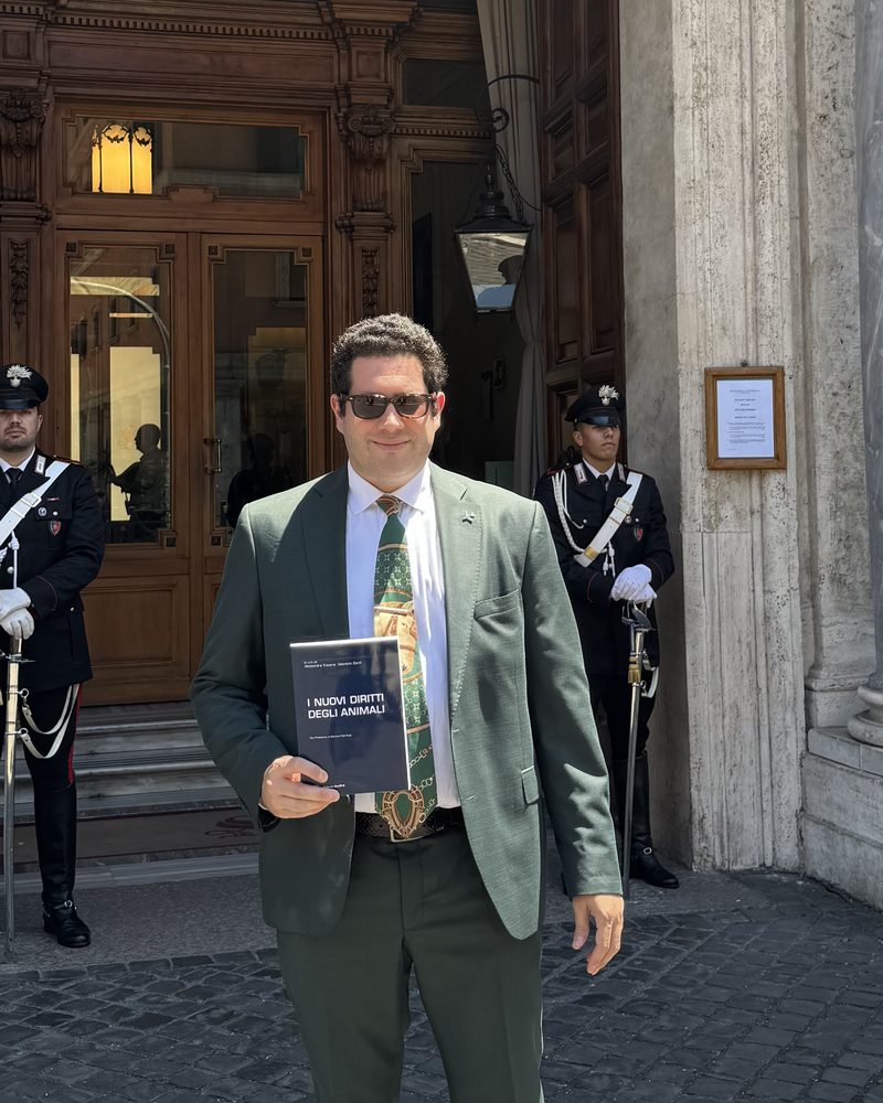 Valentino Gardi davanti al Senato della Repubblica con il libro «I nuovi diritti degli animali»