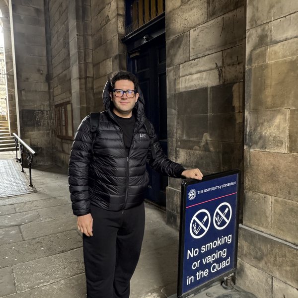 University of Edinburgh — Divieto di fumo e di svapo nel cortile: una buona pratica